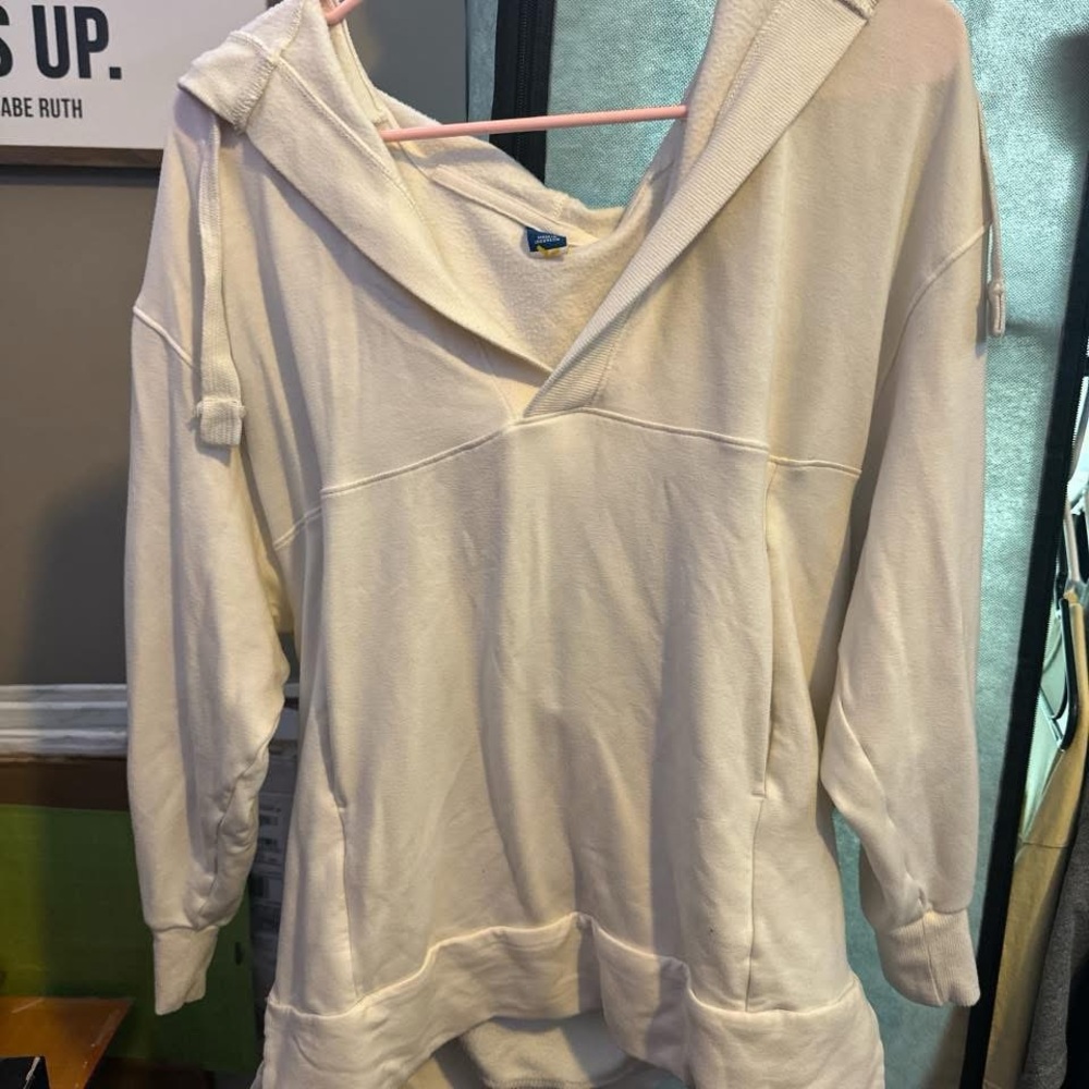 Old Navy Women's Cream V-Neck Sweater